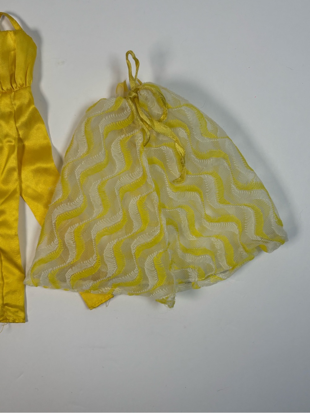 1978 Pretty Changes Barbie Yellow Satin Jumpsuit Lace Skirt Vintage Mattel - Picture 3 of 3